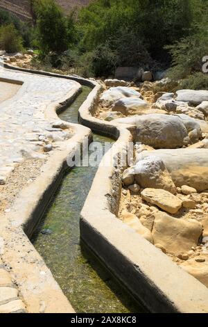 Sultanato dell'Oman, regione di Sharqiya, Muqal, Wadi Bani Khalid, lago d'acqua dolce Foto Stock