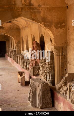 India, Rajasthan, Dusa, Abhaneri, Chand Baori Stepwell, galleria di colonne Mughal, antiche pietre scolpite in mostra Foto Stock