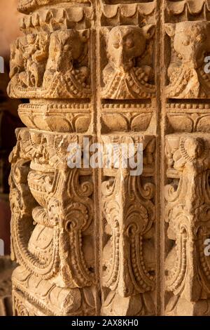 India, Rajasthan, Abhaneri, Chand Baori Stepwell, Mughal colonna arcade, antico scolpito pietra pilastro dettaglio Foto Stock