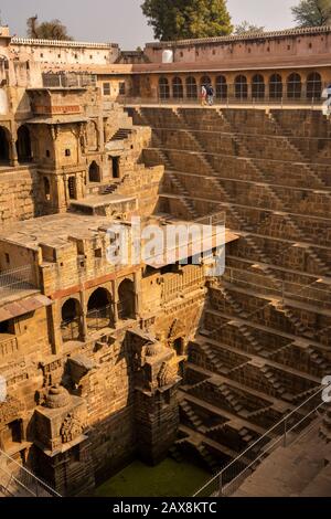N10692 India, Rajasthan, Abhaneri, Chand Baori Stepwell, chiamato dopo un righello locale chiamato Raja Chanda, palazzo superiore e scale graduate giù a. Foto Stock