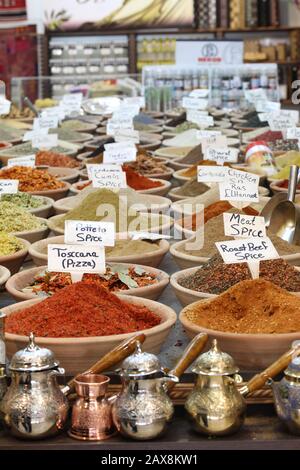 Molti tipi di Seasoning e pentole del tè nella città vecchia del mercato arabo di Gerusalemme Foto Stock