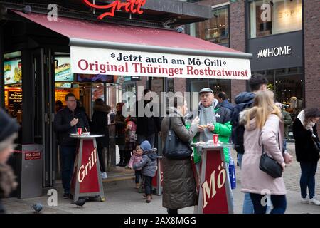 Chiosco bratwurst di Mönckebergstrasse ad Amburgo, Germania Foto Stock