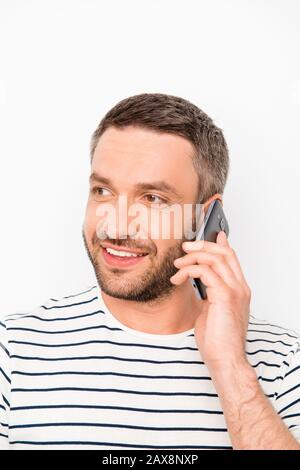 Ritratto di uomo bearded felice che ha conversazione sul telefono mobile Foto Stock