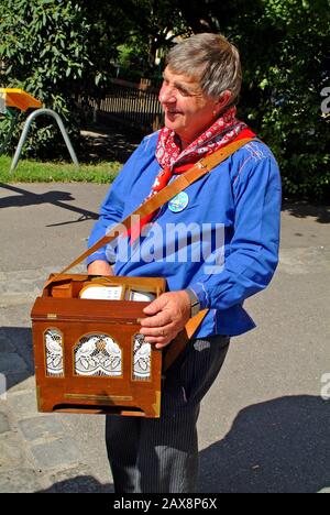 Vienna, Austria - Settembre 2nd 2005: Uomo non identificato che gioca un piccolo organo a botte nel Prater boemo Foto Stock