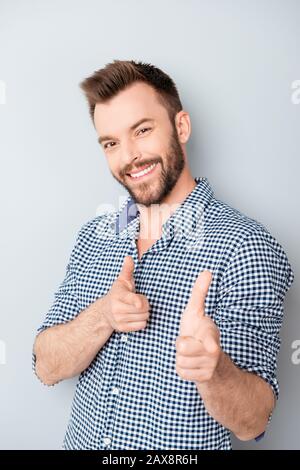 Allegro uomo d'affari sorridente che gestiva e punta sulla macchina fotografica Foto Stock
