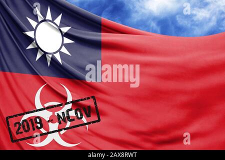 Nuova malattia di coronavirus chiamata 2019-nCoV con bandiera di Taiwan closeup su sfondo blu cielo Foto Stock