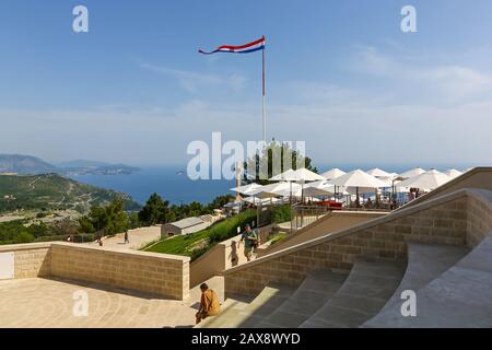 Caffè panoramico e bar in cima alla funivia sul Monte Srd, Dubrovnik, Croazia Foto Stock