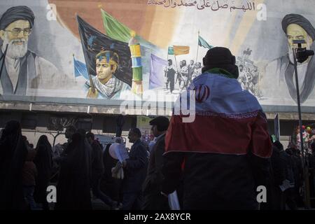 Teheran, Iran. 11th Feb, 2020. Gli iraniani partecipano ad un raduno annuale a Enghelab (Rivoluzione) St. Celebrando 41st anniversario della Rivoluzione Islamica, a Teheran, Iran. Gli iraniani stavano prendendo per le strade di Teheran e di altre città e città in tutto il paese il martedì per i raduni e le celebrazioni nazionali che segnano l'anniversario della Rivoluzione Islamica del 1979, quando i seguaci di Ayatollah Khomeini hanno cacciato Shah Mohammad Reza Pahlavi, sostenuto dagli Stati Uniti. Credit: Zuma Press, Inc./Alamy Live News Foto Stock