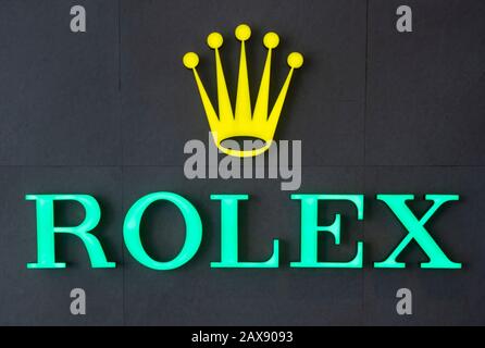 Swiss Luxury watchmaker Rolex logo visto a Hong Kong. Foto Stock