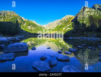 Autunno sul lago di Popradske pleso in alta montagna Tatra (Vysoke Tatry), Slovacchia. Pittoresca vista panoramica serale Foto Stock