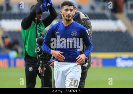 1st Febbraio 2020, KC Stadium, Kingston upon Hull, Inghilterra; Sky Bet Championship, Hull City contro Brentford : Ha Detto Benrahma (10) di Brentford dopo il fischio finale Foto Stock