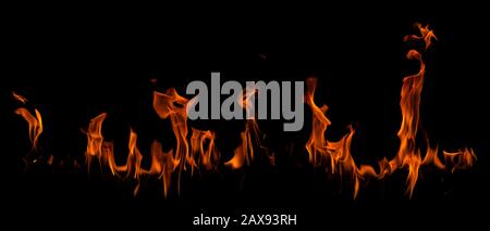 In fiamme di fuoco a sfondo nero Burning red hot scintille salire, Fiery orange incandescente particelle volanti Foto Stock