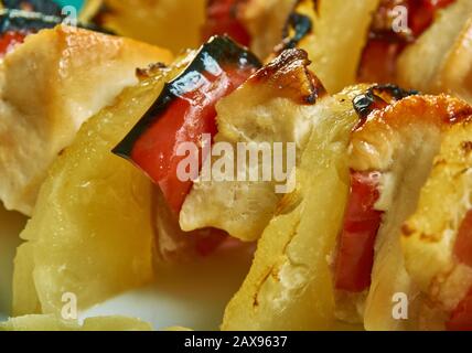 Bacon Hawaiian Pineapple Chicken Kebabs , pancetta croccante alla griglia e pollo soffocati in un ananas hawaiano e salsa barbecue Foto Stock