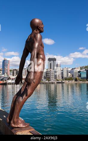 Solace della statua del vento, skyline di Wellington, Nuova Zelanda Foto Stock