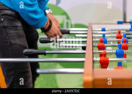 Persone che giocano calcio tavolo foosball. Sport di squadra, giocatori di calcio da tavolo. Gioco da tavolo competitivo Foto Stock
