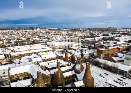 Veduta aerea dei forni per bottiglie al Gladstone Pottery Museum, coperto di neve in una fredda giornata invernale, produzione di ceramiche, neve a Stoke on Trent Foto Stock