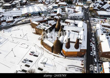 Veduta aerea dei forni per bottiglie al Gladstone Pottery Museum, coperto di neve in una fredda giornata invernale, produzione di ceramiche, neve a Stoke on Trent Foto Stock