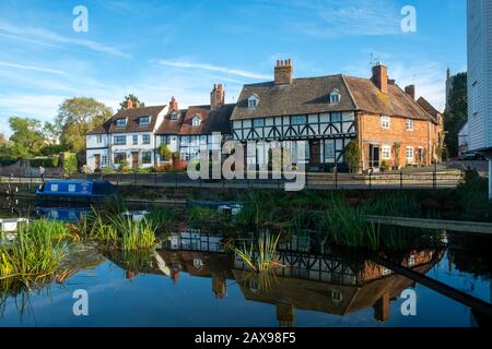 24 Ottobre 2018 - Tewkesbury, UK: Un pittoresco gruppo di cottage che si riflette nel tranquillo fiume Avon vicino Abbey Mill nella città di Tewkesbury, Gloucestershire, Severn vale, UK Foto Stock