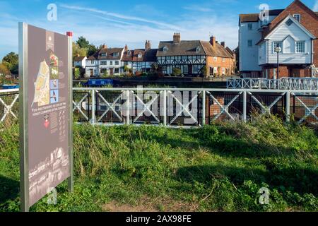 24 Ottobre 2018 - Tewkesbury, UK: Un pittoresco gruppo di cottage che si riflette nel tranquillo fiume Avon vicino Abbey Mill nella città di Tewkesbury, Gloucestershire, Severn vale, UK Foto Stock