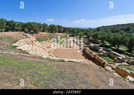 Chania, Grecia - 06 ottobre 2018: Turisti non identificati in anfiteatro nelle antiche rovine minoiche di Aptera a Creta Foto Stock