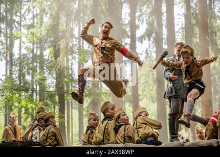 JoJo Rabbit (2019) diretto da Taika Waititi e interpretato da Taika Waititi nel ruolo di Adolf Hitler e Roman Griffin Davis nel ruolo di Johannes 'Jojo Rabbit' Betzler in una commedia basata sul romanzo Caging Skies di Christine Leunens sulla Gioventù hitleriana. Fotografia pubblicitaria ***SOLO PER USO EDITORIALE***. Crediti: BFA / Kimberley French / Twentieth Century Fox Foto Stock