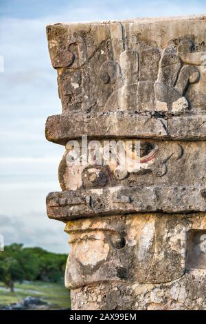 Scultura con maschera in pietra all'angolo del Templo de las Pinturas (Tempio Degli Affreschi), rovine Maya a Tulum, penisola dello Yucatan, stato Quintana Roo, Messico Foto Stock