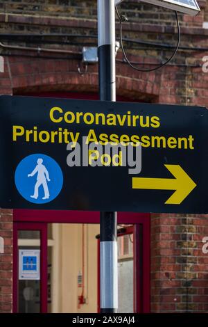 Cartello Con La Direzione Del Pod Per La Valutazione Prioritaria Del Coronavirus, Watford General Hospital, Watford, Hertfordshire, Inghilterra, Regno Unito Foto Stock