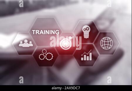 Formazione su schermo virtuale. Iscrizione su ufficio sfocata sullo sfondo. Foto Stock