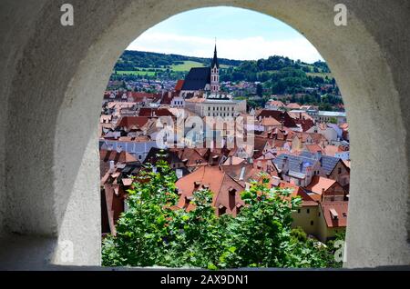 Cesky Krumlov, Repubblica Ceca, vista della città dal castello con la chiesa di San Vito nel Sito Patrimonio Mondiale Dell'Unesco in Boemia Foto Stock