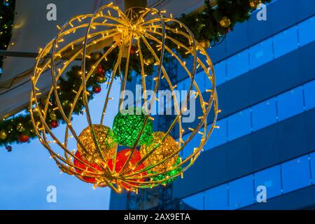 Bella decorazione illuminata di natale appeso in città, Tradizione Stagionale Foto Stock