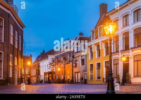 Vista serale delle case storiche del Pieterskerkhof, nel centro storico di Leiden, Paesi Bassi Foto Stock