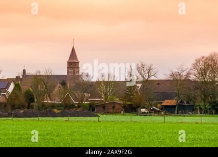 Skyline di rucphen al tramonto, un piccolo villaggio rustico nel Brabante Nord, Paesi Bassi Foto Stock