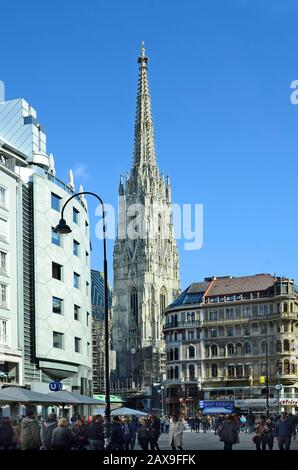 Vienna, Austria - 27 Marzo 2016: Unidentified folla di persone sulla Stephansplatz con Haas Haus e cattedrale di Stephansdom nel centro della città Foto Stock