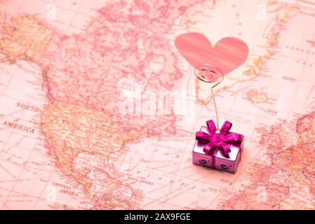 Luminoso, luminoso simbolo di affetto dono inviato tra l'Europa e il Nord America Foto Stock