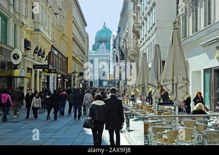 Vienna, Austria - 27th marzo 2016: Folla di persone non identificate su Kohlmark con Hofburg nella città interna Foto Stock