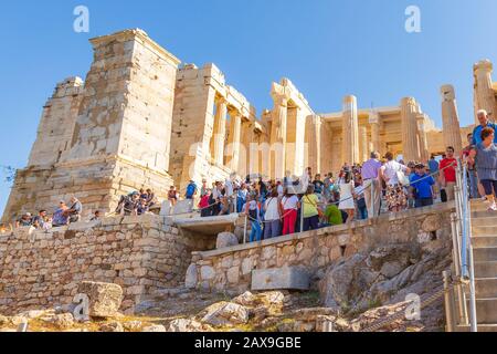 Atene, Grecia - 14 ottobre 2016: Folla di turisti in visita all'Acropoli, rovine sullo sfondo Foto Stock