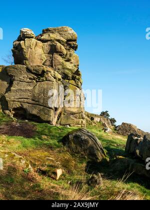 Gritstone Rocks a Brimham Beacon sul bordo meridionale di Brimham Moor Nidderdale AONB North Yorkshire England Foto Stock