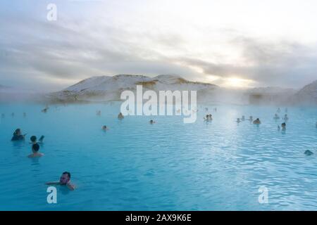 Grindlavik, Islanda - 01.18.2020 : Laguna Blu vicino a Reykjavik con gente che bagna in questa sorgente termale calda naturale. Foto Stock