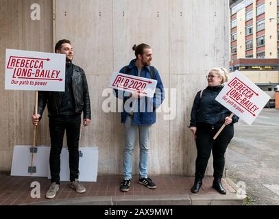 Sostenitori di Rebecca Long-Bailey il candidato per la leadership del Partito laburista aspetta al di fuori delle marchette di Nottingham con consigli di amministrazione. Foto Stock