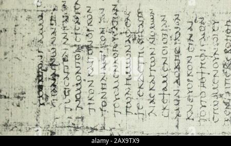 Manuale alla critica testuale del nuovo Testamento . ess regularand ornamentale stile, più avvicinandosi al cursivetype ; E (4) il ben noto papiro del KOrjvaiwvirdXireia di Aristotele,^ scritto tra il 90 d.C. e 100in quattro mani diverse, di cui due molto piccole e cursive, appartenenti interamente allo stiletto non letterario, mentre una è una più grande e meno ben formata 1 Brit. Mus. Pap. 271 ; facsimile nelle pubblicazioni paleografiche Societys, ii. 182. Brit. Mus. Papp. 108 e 115; facsimile completo nelle edizioni di Babington; facsimili per campioni in Pal. Soc. I. 126, e Catalo Foto Stock