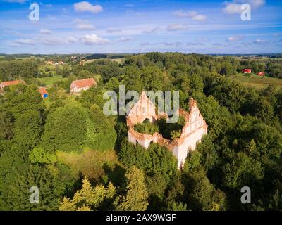 Rovine di chiesa luterana a forma di croce durante la stagione estiva, Gorne, Polonia (ex Gurnen, Prussia orientale) Foto Stock