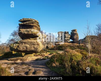 Idol Rock gritstone rock formazione a Brimham Rocks Brimham Moor Nidderdale AONB North Yorkshire England Foto Stock