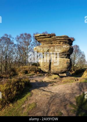 Idol Rock gritstone rock formazione a Brimham Rocks Brimham Moor Nidderdale AONB North Yorkshire England Foto Stock