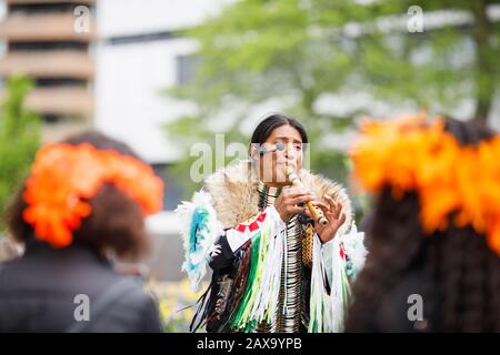 Indiano nativo americano che suona le note musicali sul flauto Foto Stock