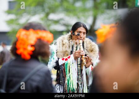 Indiano nativo americano che suona le note musicali sul flauto Foto Stock