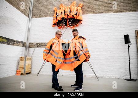 Berlino, Germania. 11th Feb, 2020. I dipendenti di Hornbach presentano l'opera "Giacche di sicurezza Zipped The Other Way" dell'artista cinese ai Weiwei nel suo studio. In background l'impianto si trova nel "supporto versione". Le varie costruzioni di giacche di sicurezza, ganci e barre di ferro possono essere acquistate come parti individuali dallo sponsor Hornbach e assemblate da parti interessate stesse. Credit: Christoph Soeder/Dpa/Alamy Live News Foto Stock