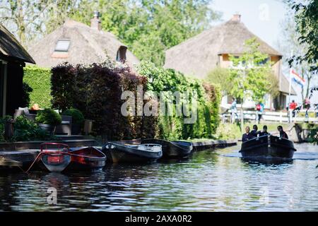 Giethoorn tipico villaggio olandese e destinazione turistica in olanda. Barca che naviga i piccoli canali Foto Stock