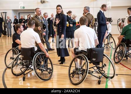 La Duchessa di Cambridge parla con i pazienti che partecipano alla palla carrozzina durante una visita al Defense Medical Rehabilitation Center Stanford Hall, Stanford on Soar, Loughborough, dove ha incontrato pazienti e personale e ha fatto un tour della palestra e del laboratorio di protesi. Foto Stock
