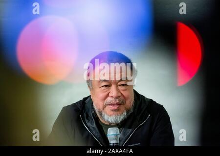 Berlino, Germania. 11th Feb, 2020. L'artista cinese ai Weiwei parla alla presentazione della sua opera 'Safety Jackets Zipped the Other Way' nel suo studio. Le varie costruzioni di giacche di sicurezza, ganci e barre di ferro possono essere acquistate come parti individuali dallo sponsor Hornbach e assemblate da parti interessate stesse. Credit: Christoph Soeder/Dpa/Alamy Live News Foto Stock