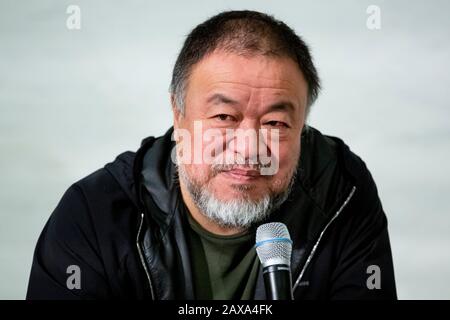 Berlino, Germania. 11th Feb, 2020. L'artista cinese ai Weiwei parla alla presentazione della sua opera 'Safety Jackets Zipped the Other Way' nel suo studio. Le varie costruzioni di giacche di sicurezza, ganci e barre di ferro possono essere acquistate come parti individuali dallo sponsor Hornbach e assemblate da parti interessate stesse. Credit: Christoph Soeder/Dpa/Alamy Live News Foto Stock